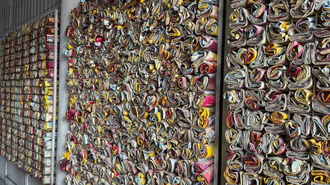 Müşteri ne içtiğini bilsin diye 18 yıldır demleyip sattığı çayların boş paketlerini sergiliyor