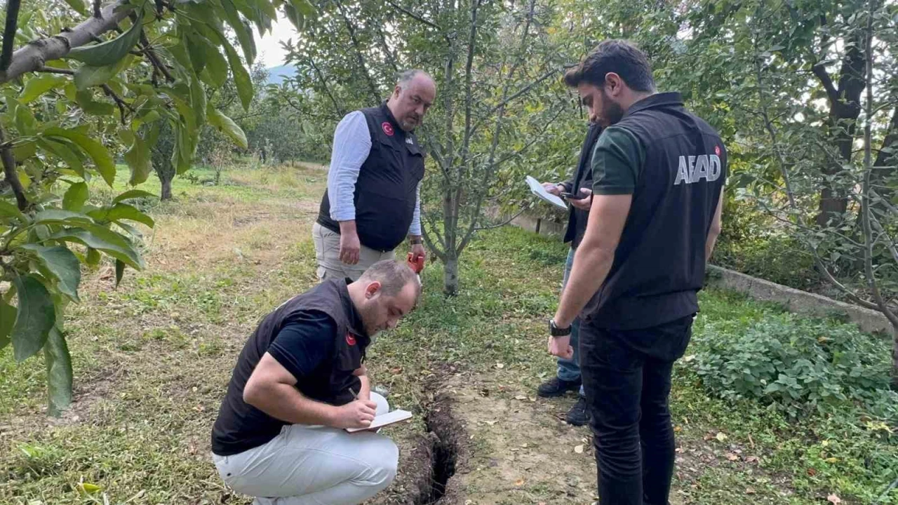 Obrukların oluştuğu, duvarların çatladığı Eğirdirde AFAD incelemeleri sürüyor