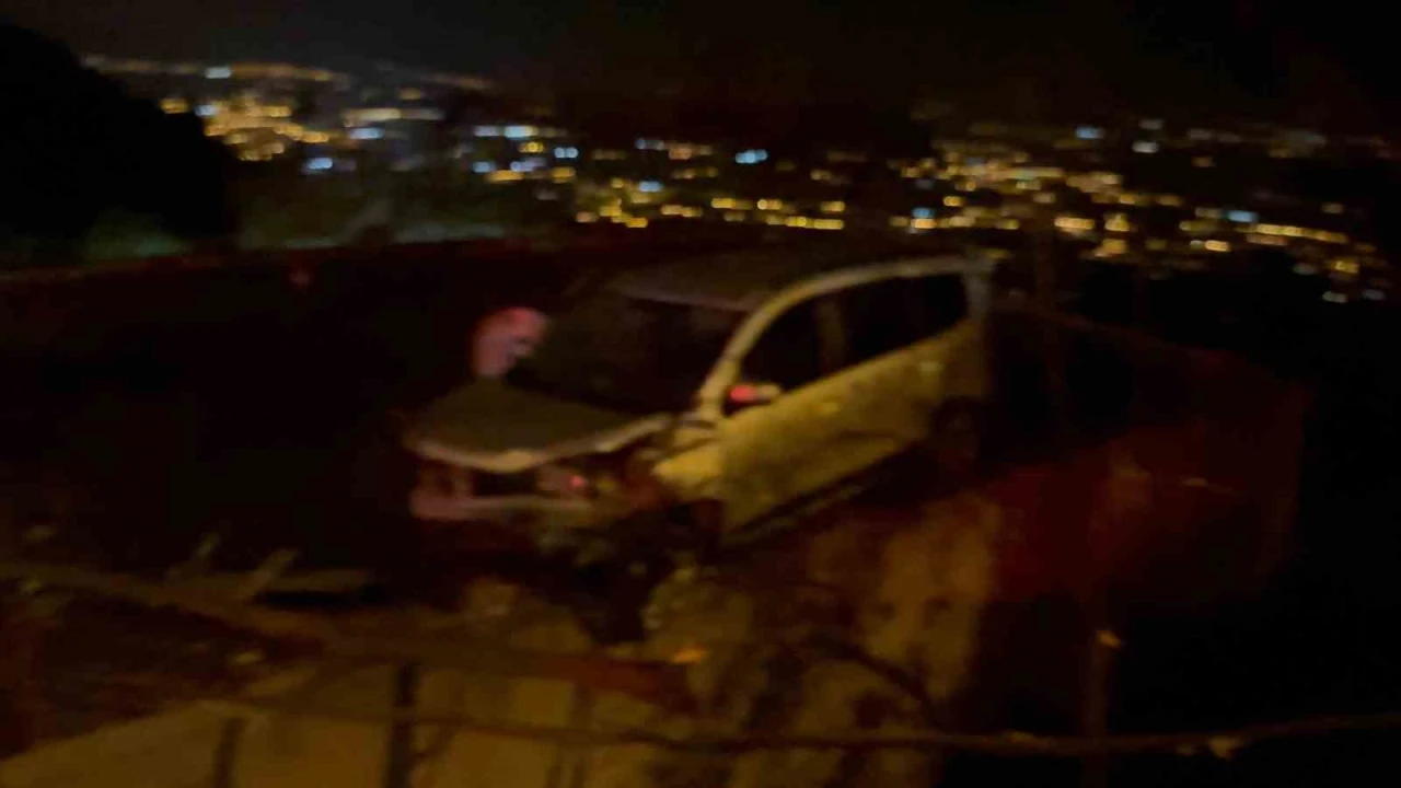 Osmaniyede hafif ticari araç evin damına düştü: 4 yaralı