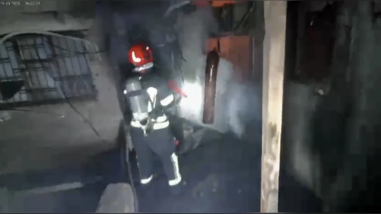 Osmaniyede iki katlı ahşap binadaki yangın söndürüldü