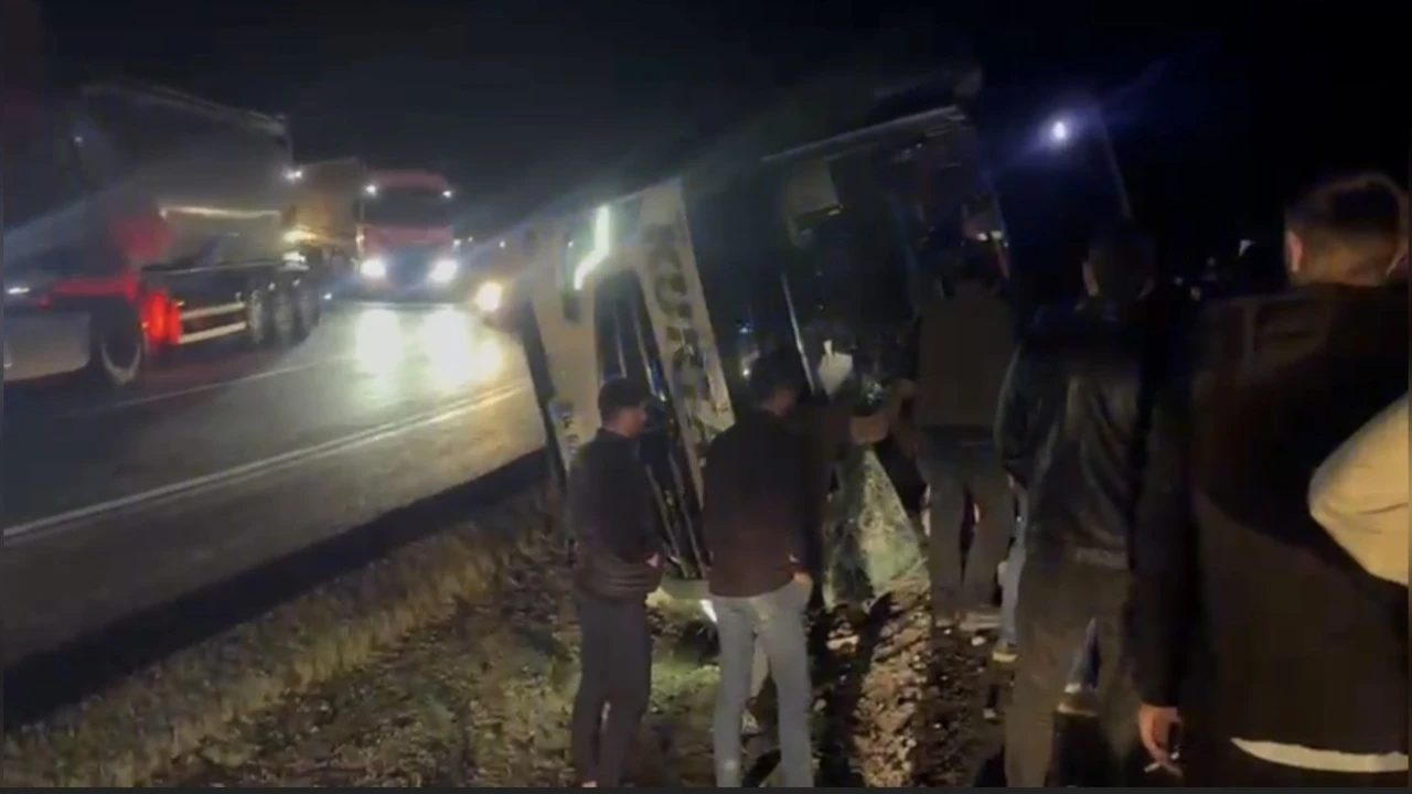 Osmaniyede yolcu otobüsü devrildi: Yaralılar var