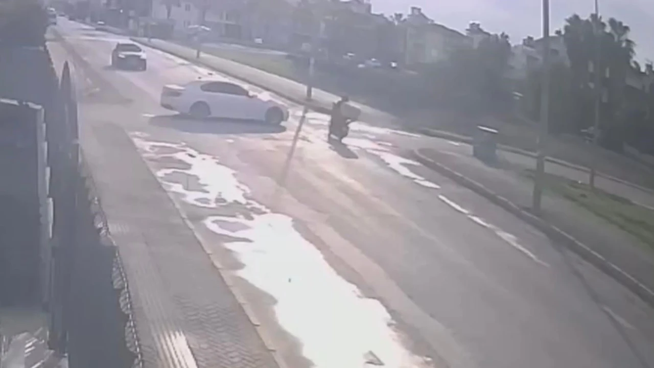 Otomobille çarpışan motokuryenin ağır yaralandığı kaza güvenlik kamerasına yansıdı