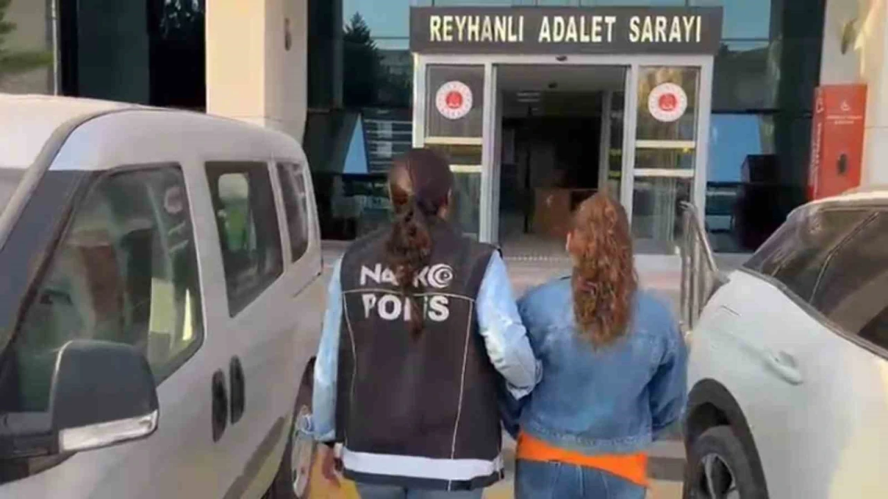Reyhanlıda 22 yıl hapis cezası ile aranan uyuşturucu satıcısı kadın yakalandı