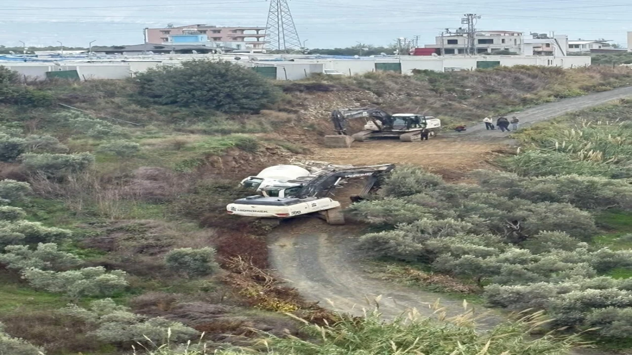 Samandağda beton mikseri yol kenarına devrildi