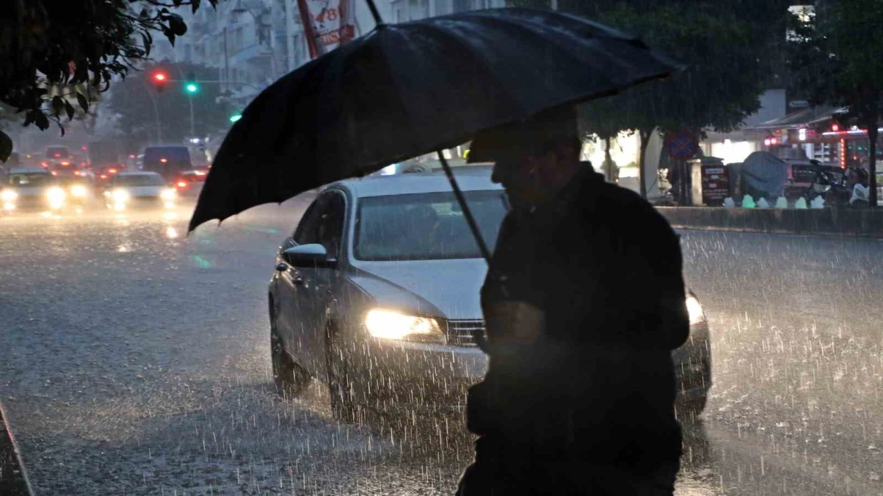 Sarı alarm ile uyarılan Antalyada sağanak etkisini gösteriyor