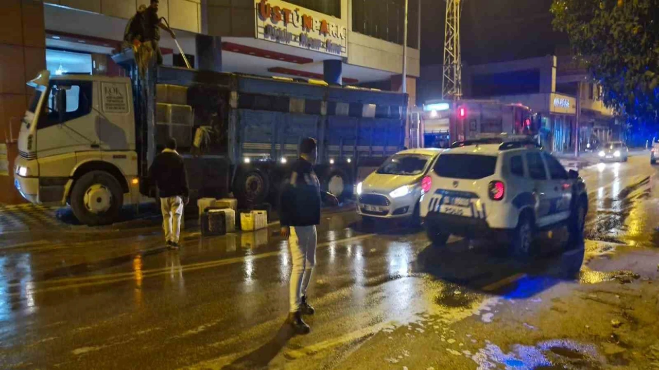 Seyir halindeki kamyonun kasası alev aldı