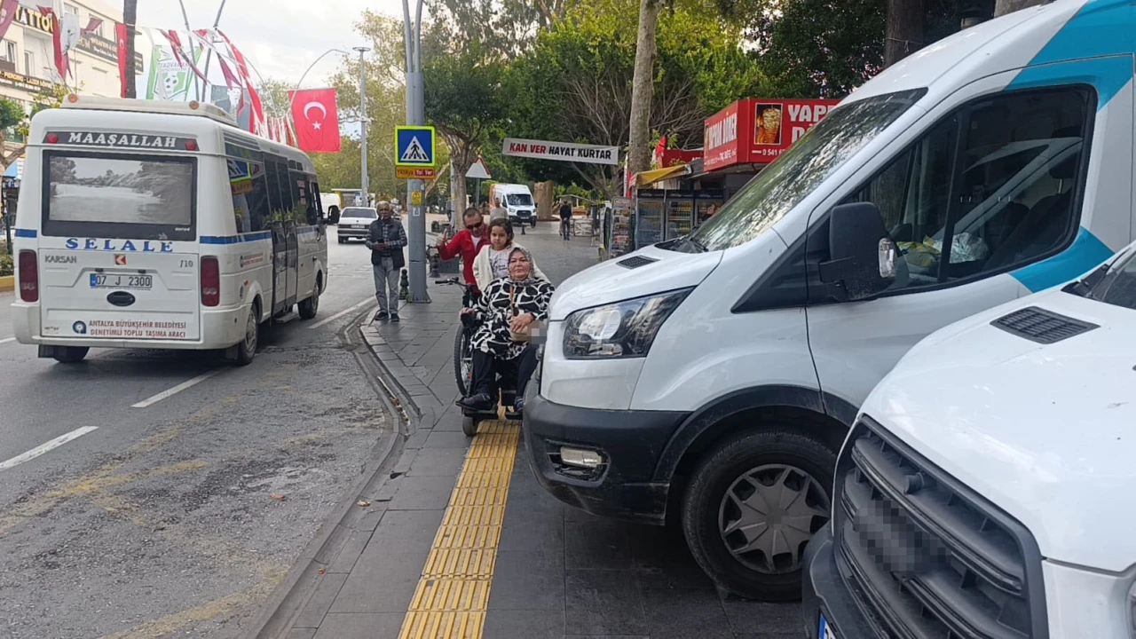 Şube önüne park eden PTT araçları engellilere yol vermedi, söylenenler çileden çıkardı