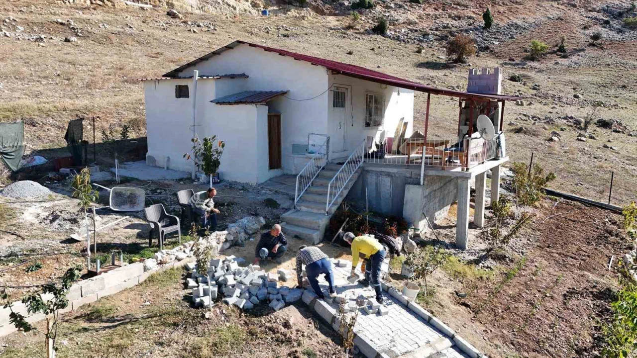 Tarsusta engelli bireyin güvenliği için parke çalışması yapıldı