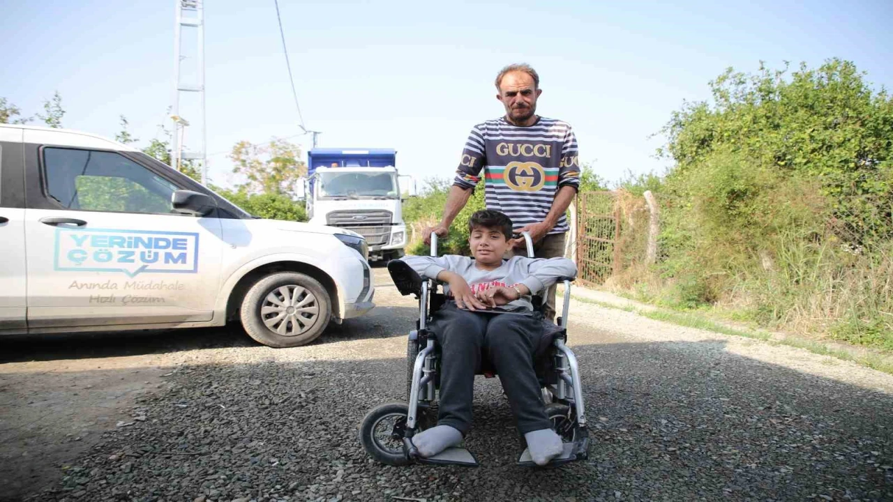 Tekerlekli sandalyesiyle rahat gezebilmesi için sokak asfaltlandı