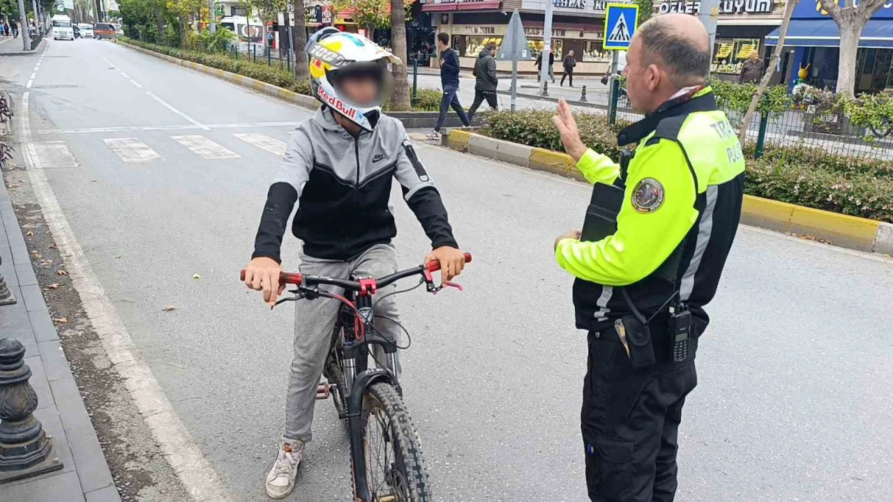 Trafik polisinden trafiği tehlikeye düşüren bisikletliye nasihat: Bisiklete ceza yazılmaz diye düşünmeyin
