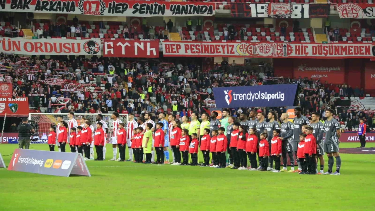 Trendyol Süper Lig: Antalyaspor: 0 - Beşiktaş: 1 (Maç devam ediyor)