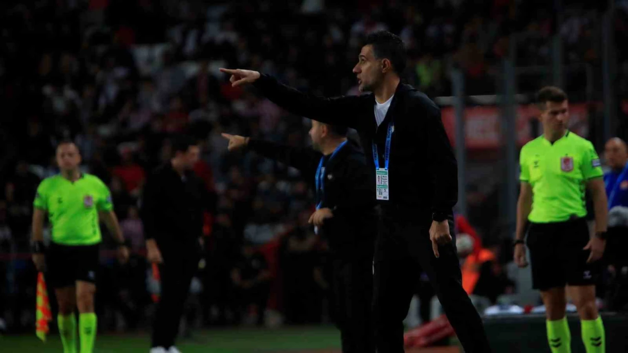 Trendyol Süper Lig: Antalyaspor: 0 - Beşiktaş: 2 (İlk yarı)