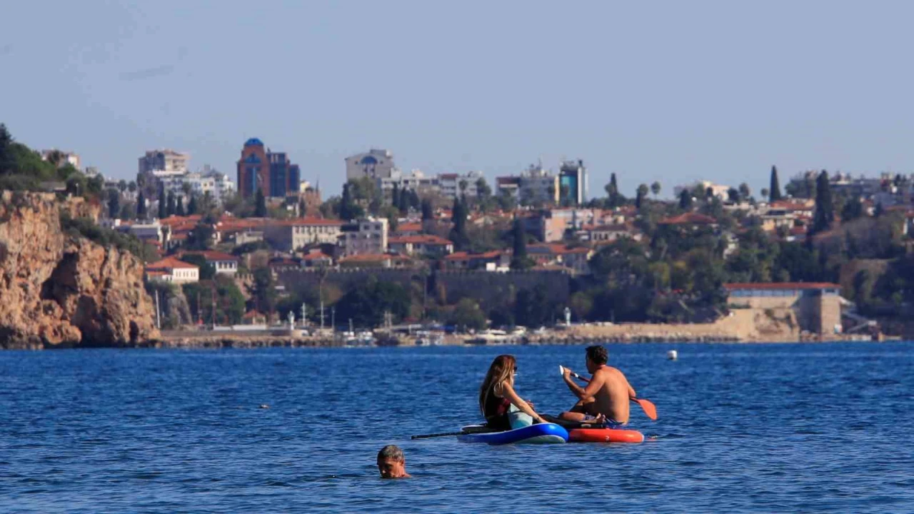 Türkiyede karla mücadele başlarken, Antalyada deniz mevsimi devam ediyor