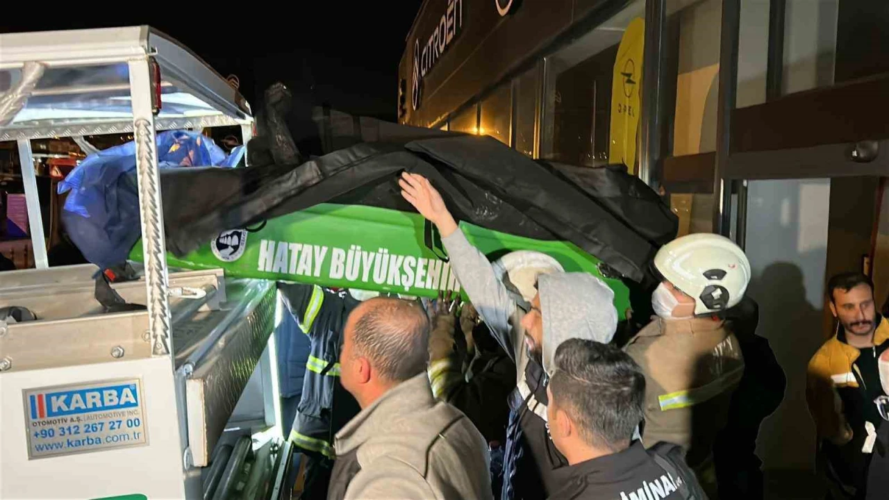 Yangından kaçmak isterken alevlerin içerisine giren 2 kişi yanarak can verdi