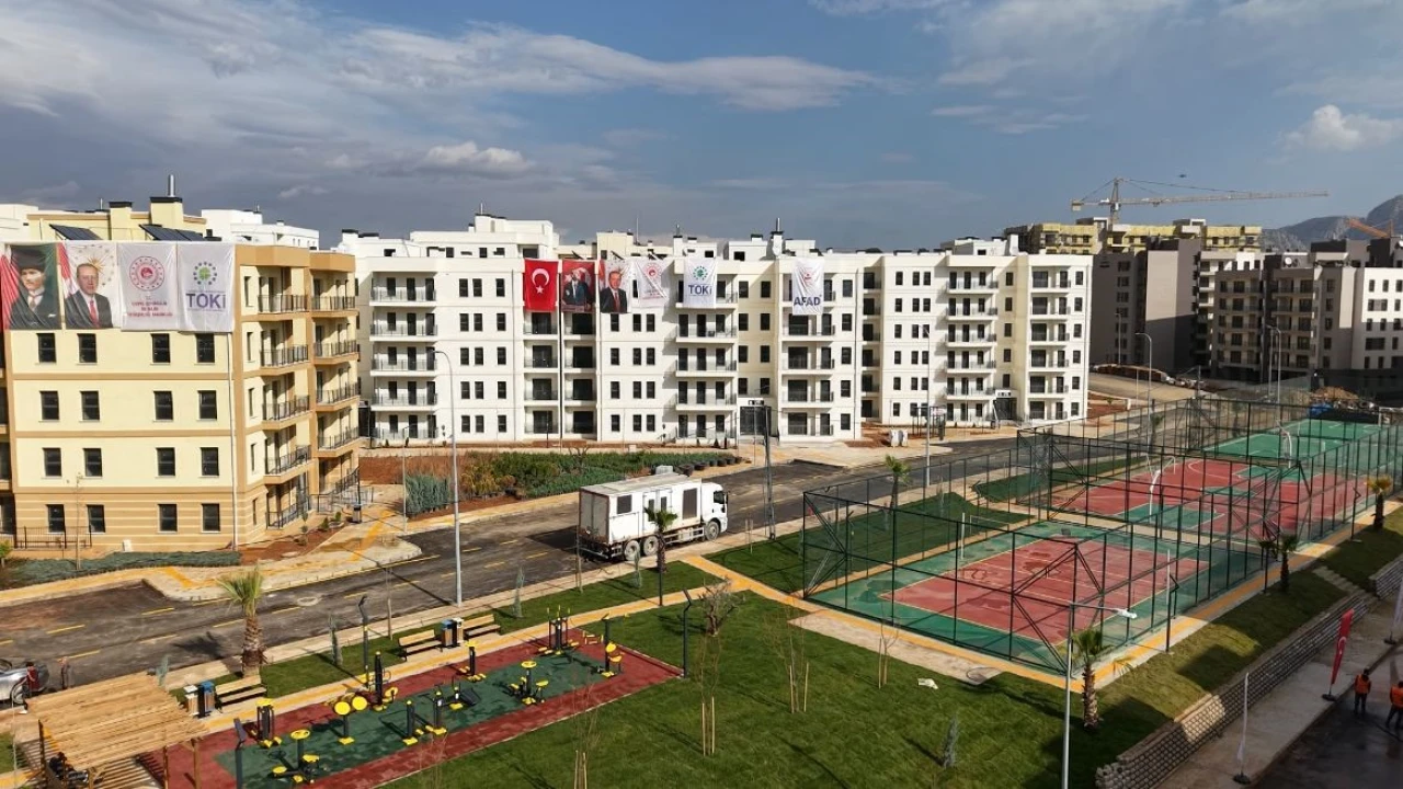 Yuvasına kavuşan depremzede vatandaş: Evi gezdik çok güzel, hayallerimizin ötesinde