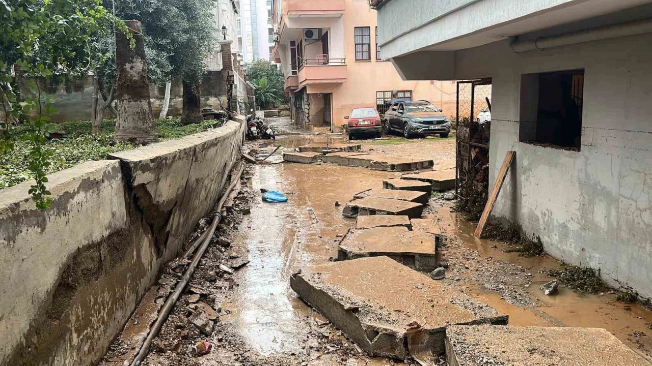 15 dakikalık yağmur Alanyayı felç etti zararın boyutu ertesi gün ortaya çıktı