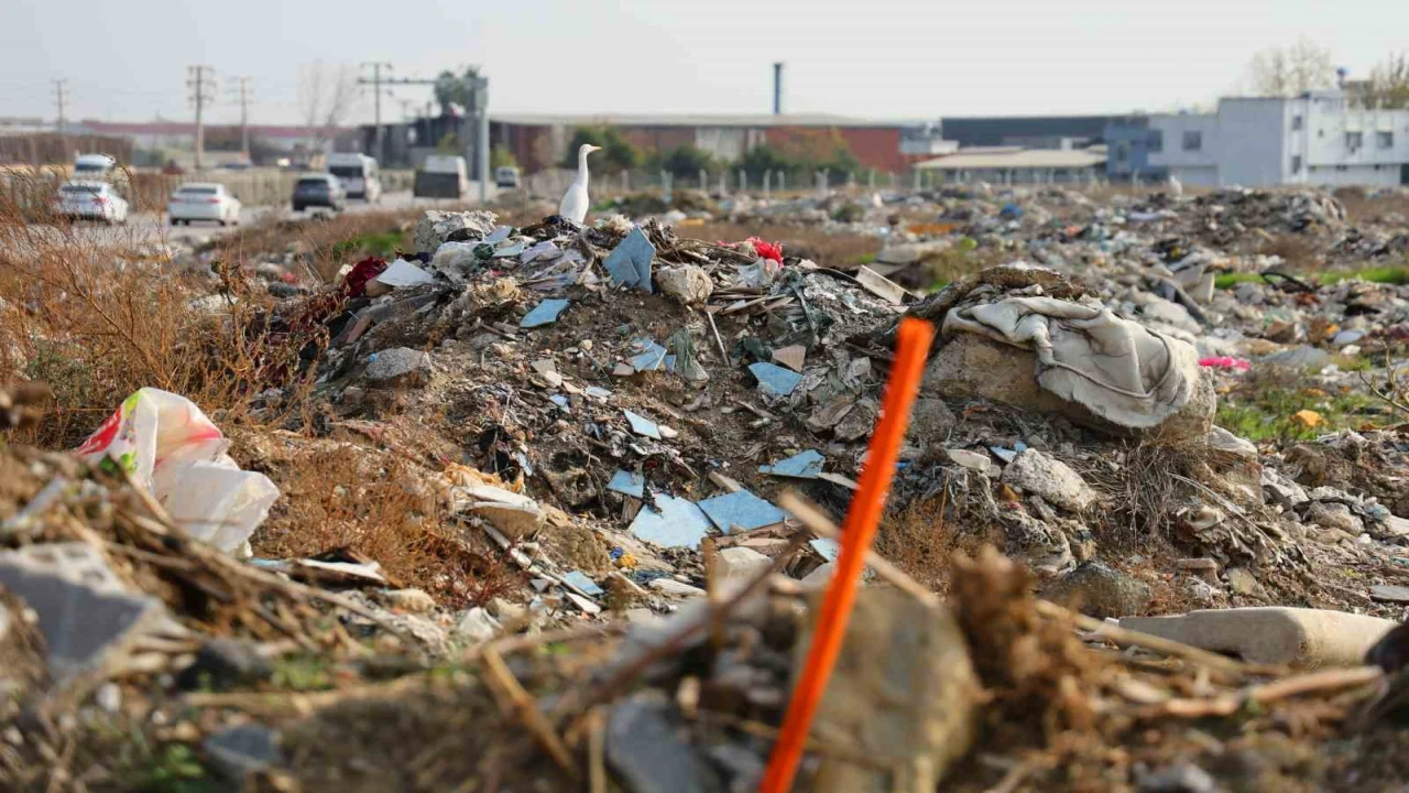 Adana merkezindeki arazi, çöp ve moloz doldu