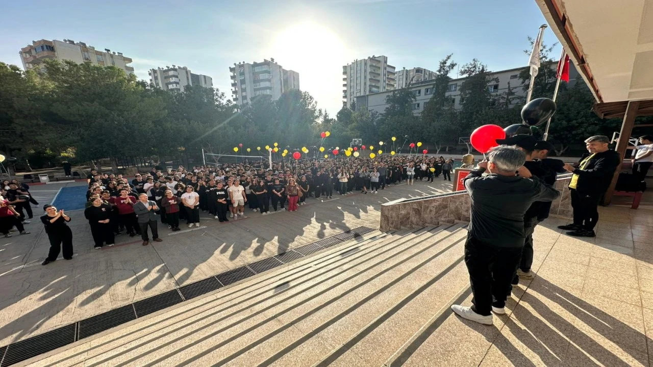 Adanada aynı anda kanseri yenip okula dönen iki öğrenci, balonlarla karşılandı