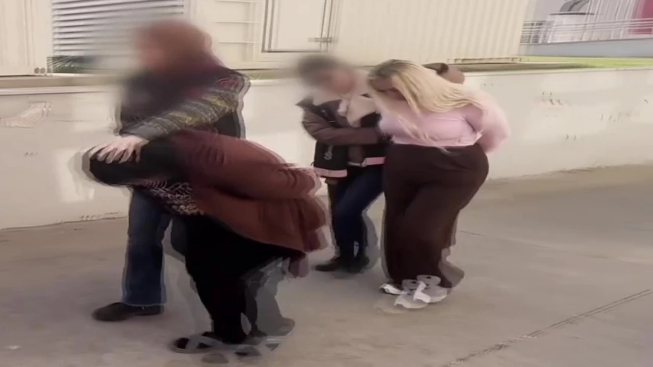 Adanada evlerinden uyuşturucu ve silahlar çıkan 2 kadın tutuklandı