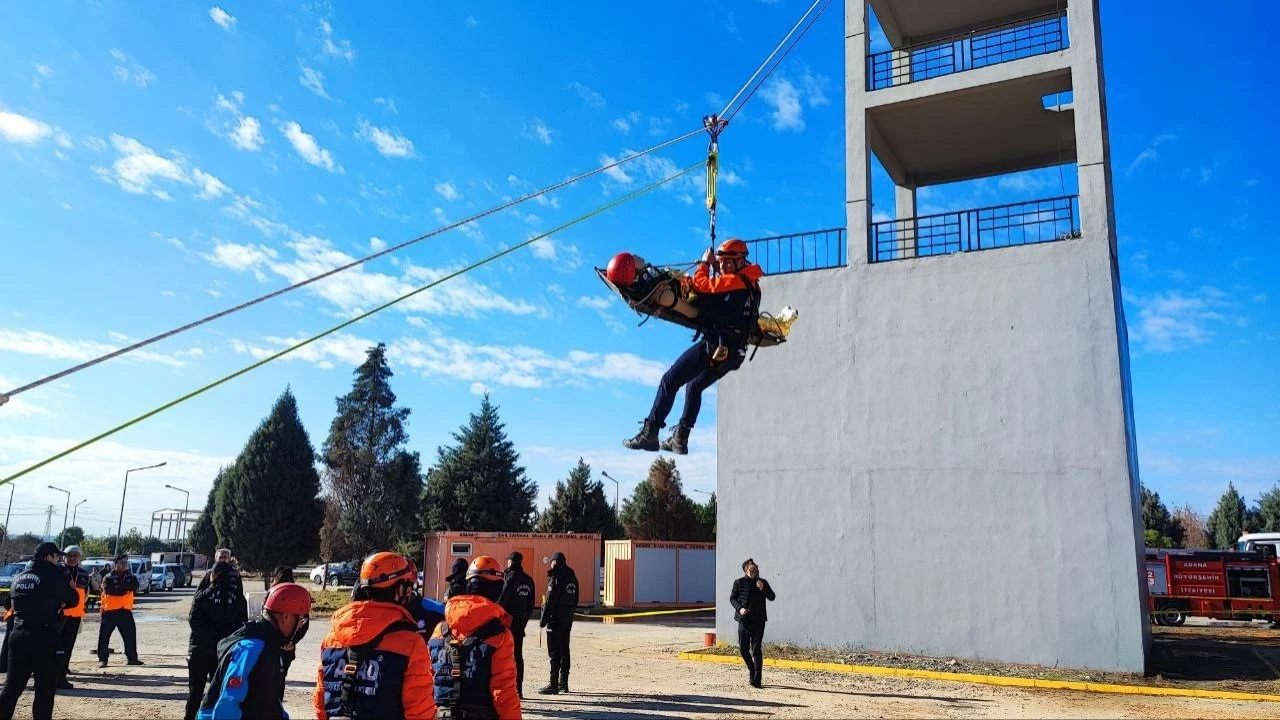 Adanada nefes kesen deprem tatbikatı: Askıda kalan araçtakileri kurtardılar