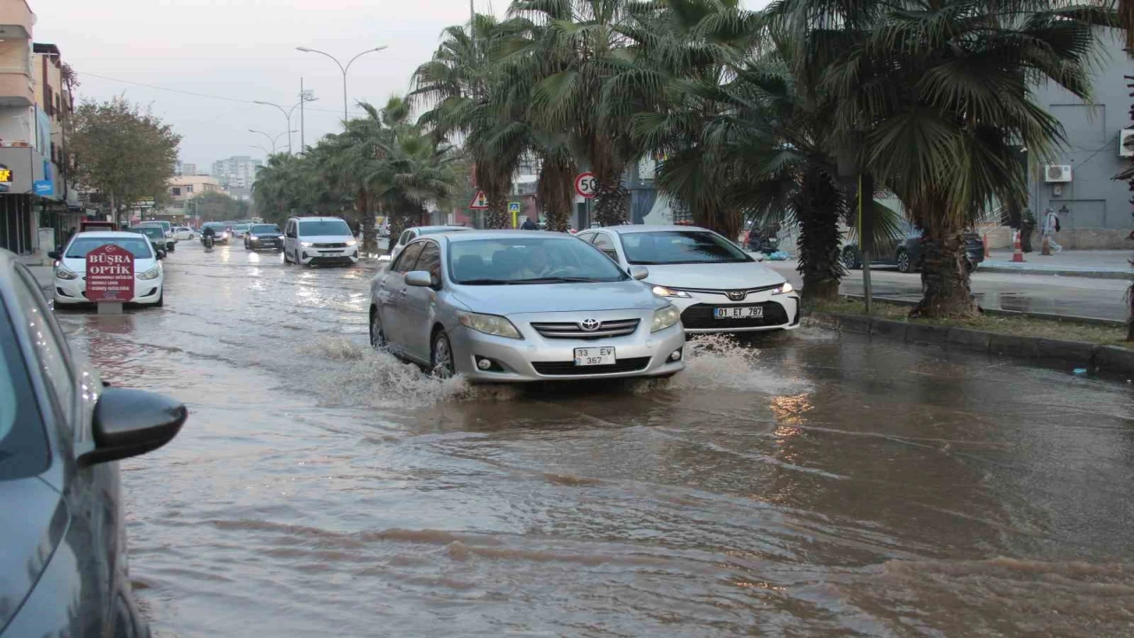 Adanada patlayan içme suyu borusu sokakları göle çevirdi