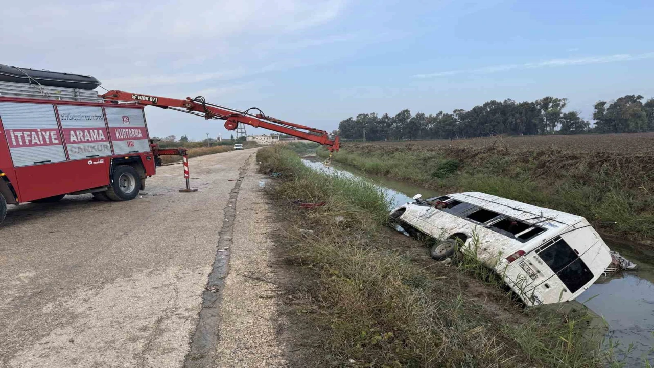 Adanada tarım işçileri taşıyan servis kanala düştü: 18 yaralı