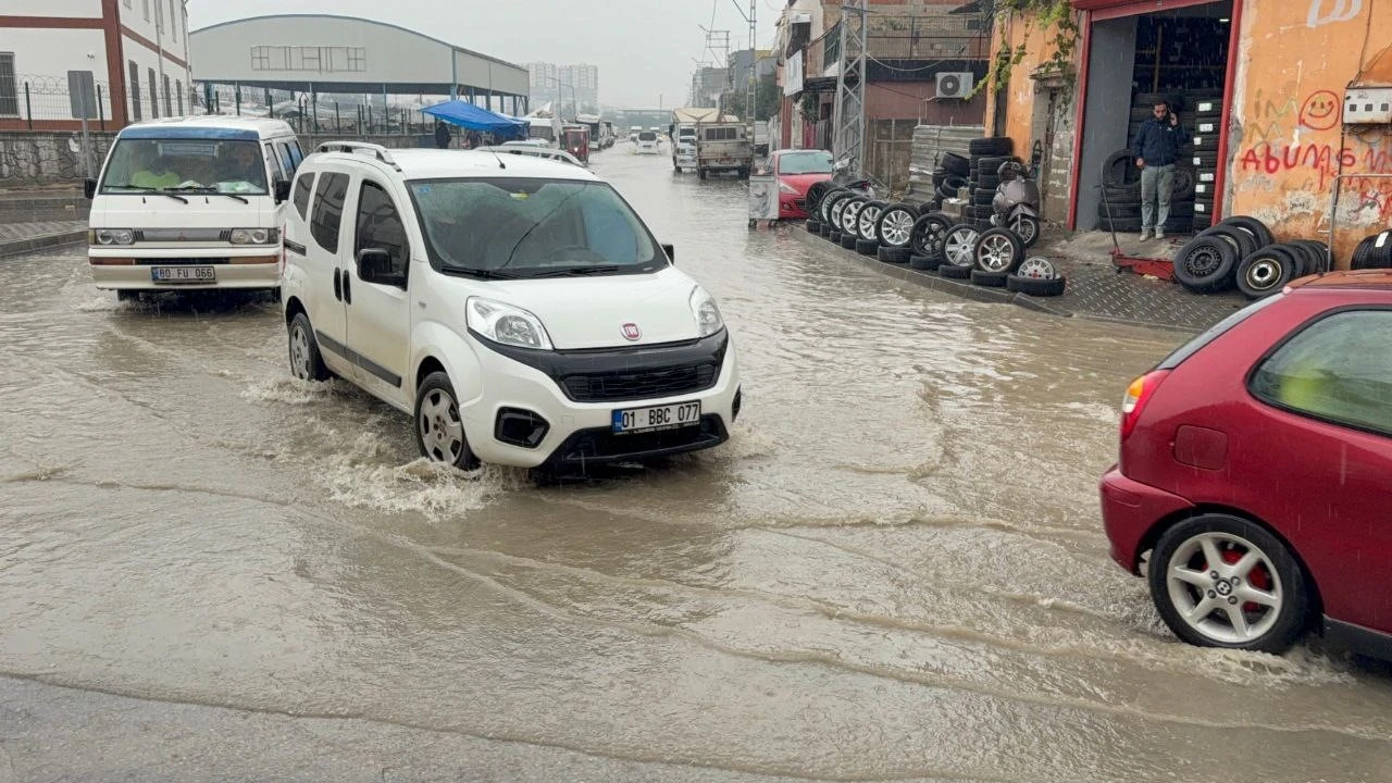 Adanada yağmur hayatı olumsuz etkiledi: Semt pazarı göle döndü