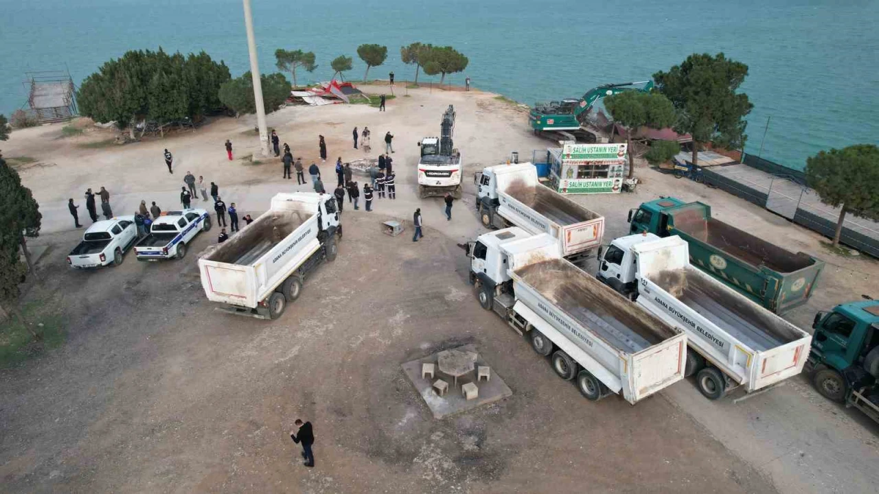 Adanada yıkım gerginliği bitti: Kepçeler yıkıma başladı