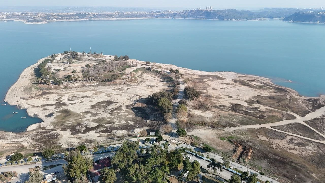 Adanada yıkım yapılan Amerikan Adası girişi kayalarla kapatıldı