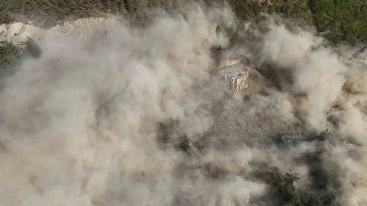 Adanada yol yapım mücadelesi, patlama anı film sahnesini aratmadı