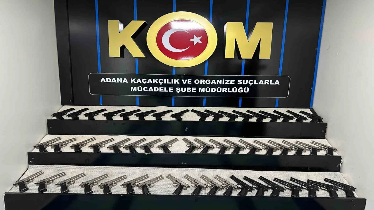 Adanadaki suç örgütlerine silah getiren 2 şüpheli tutuklandı: 53 tabanca ele geçirildi