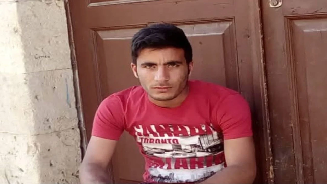 Ağabeyi geri manevra yaparken kamyonun altında kalan genç hayatını kaybetti