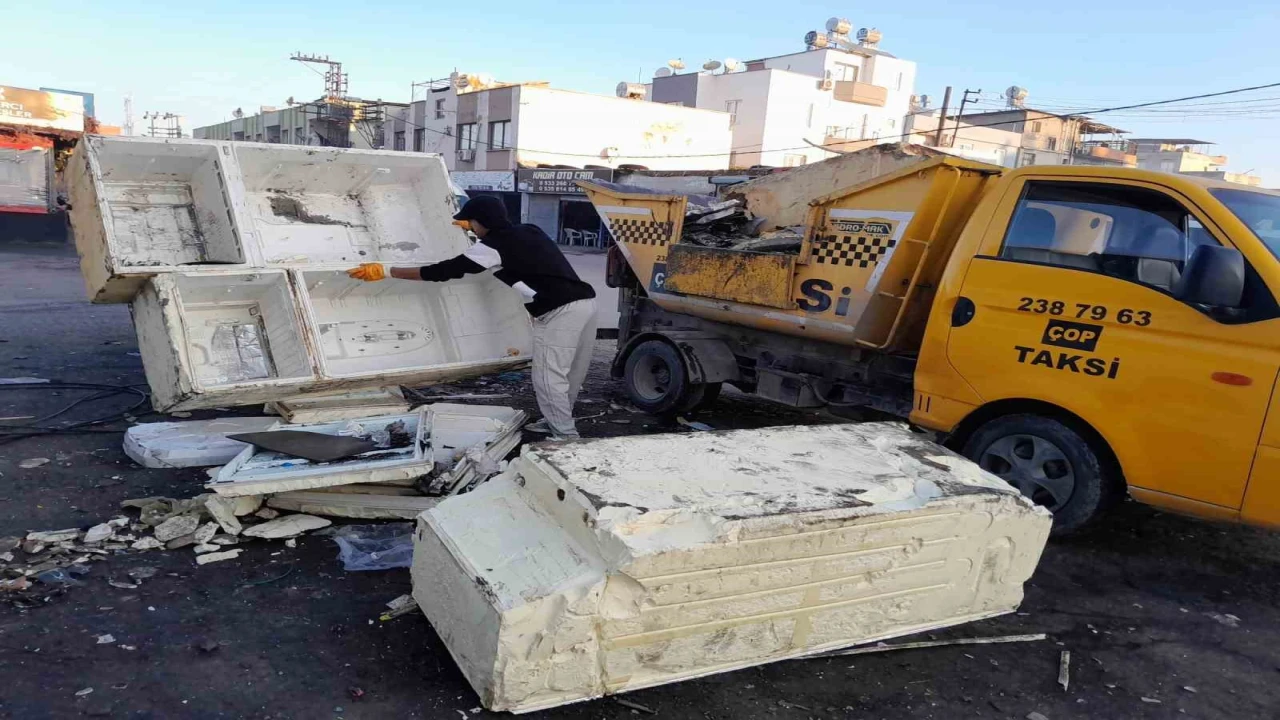 Akdenizin sokakları mobilya ve hurda atıklardan arındırılıyor