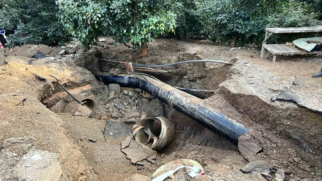 Alanyada DSİye ait sulama borusu patladı, park halindeki otomobil suyla birlikte portakal bahçesine sürüklendi