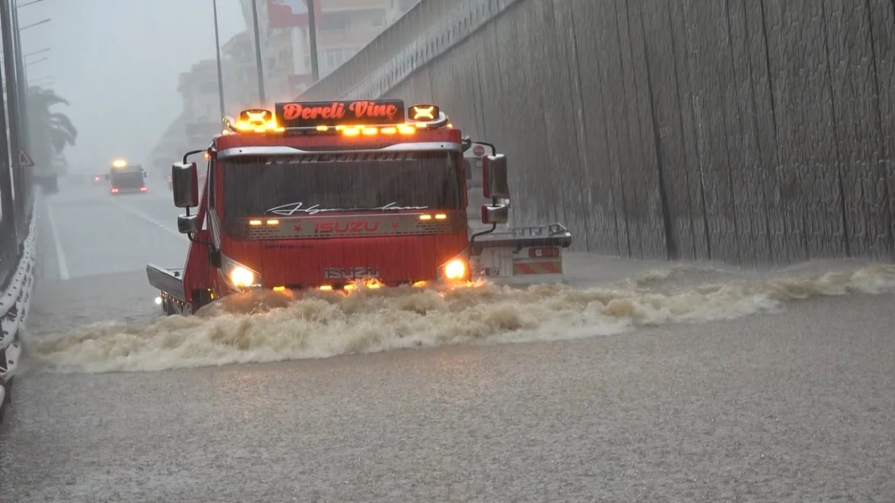 Alanyada sağanak yağış trafiği felç etti