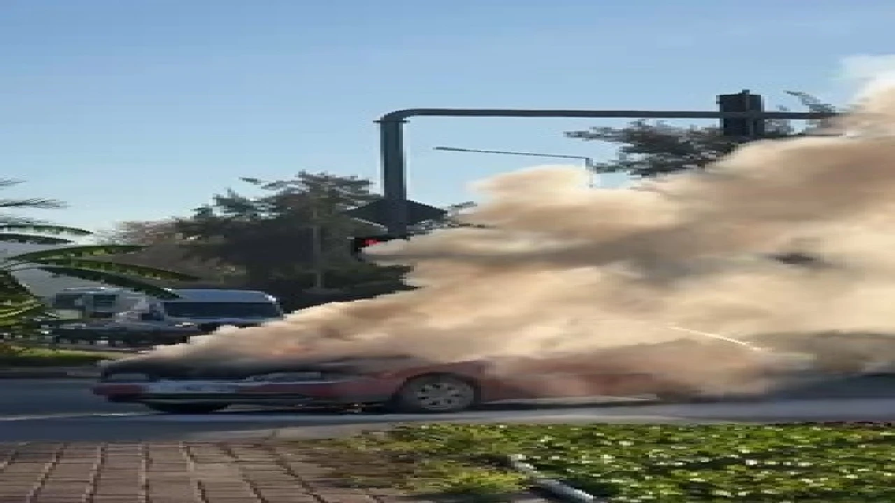 Alanyada seyir halindeki otomobil alev aldı