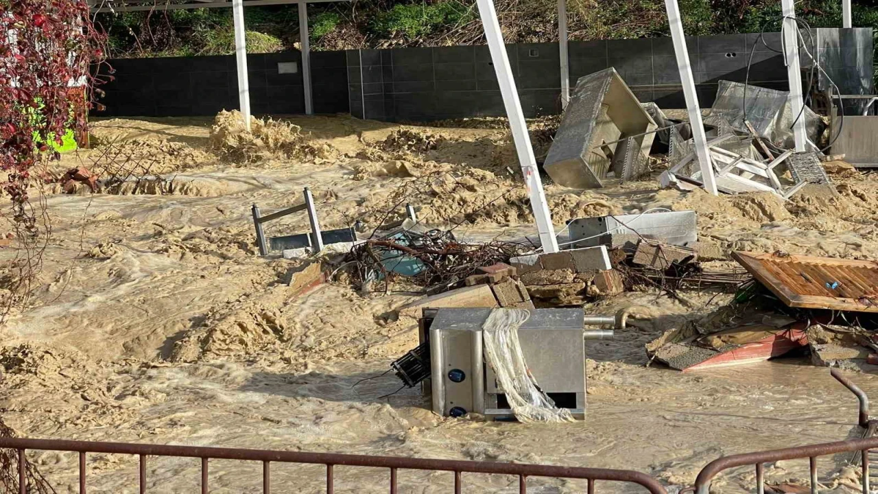 Alanyada taşan dere 5 yıldızlı otelin sahildeki kafesini yıktı