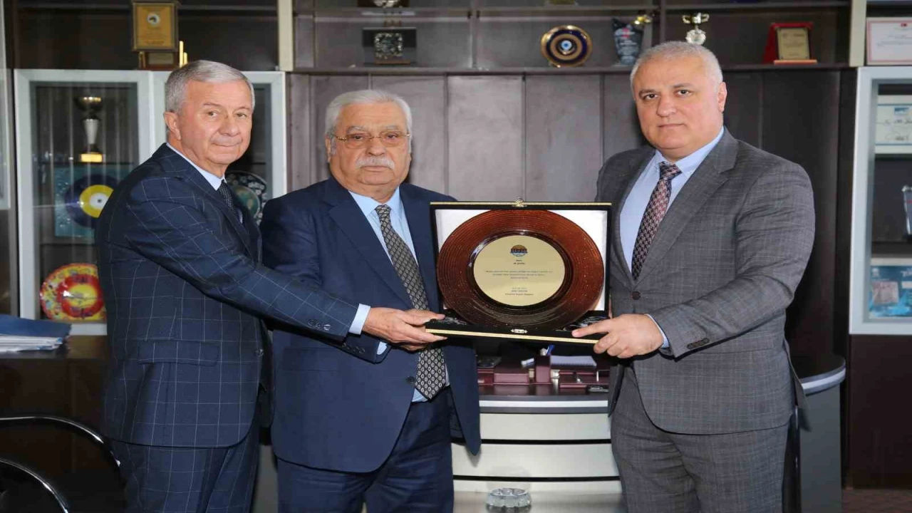 Alanyanın vergi rekortmenlerine plaket