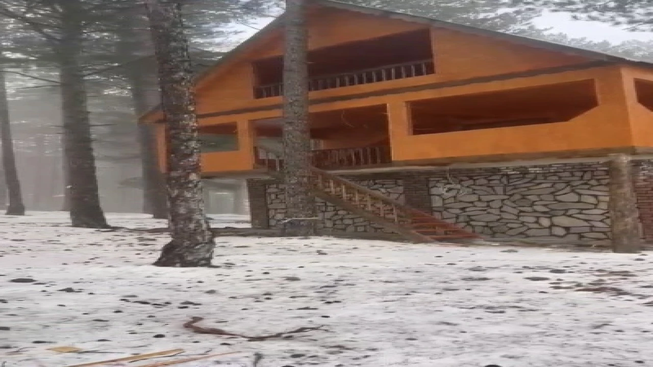 Amanoslarda kışın ilk habercisi: Zorkun Yaylası beyaza büründü