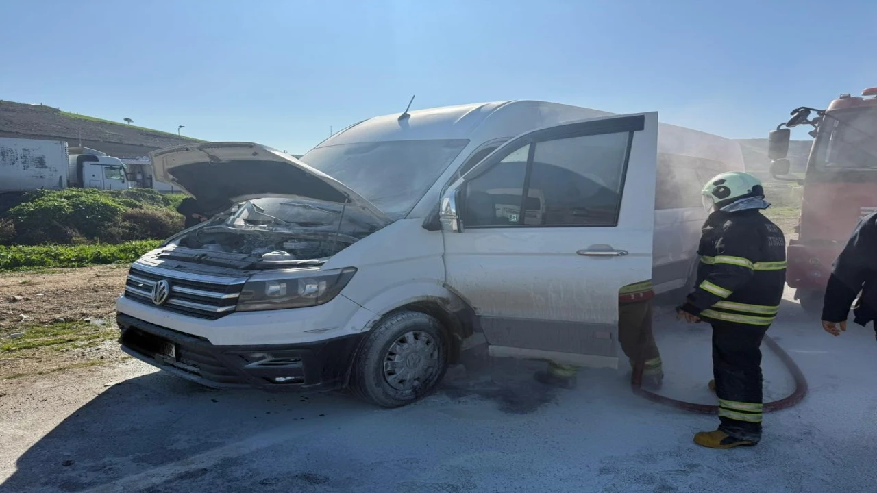 Antakyada seyir halindeki minibüste korkutan yangın