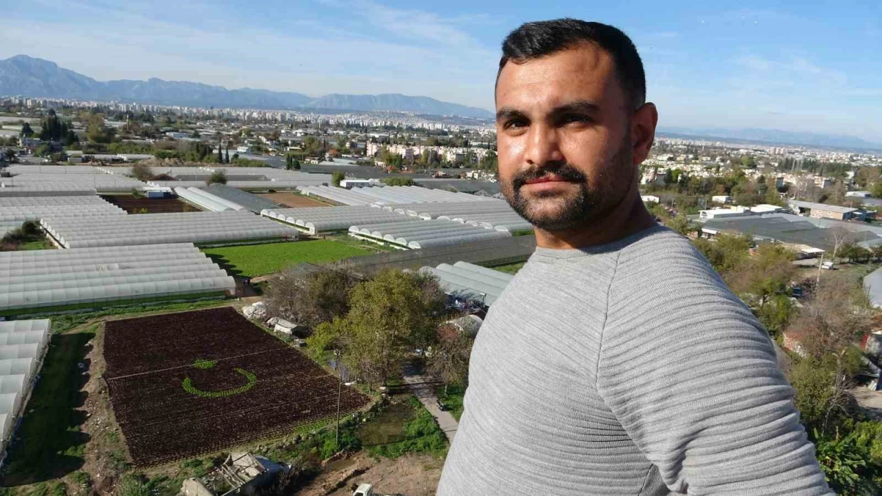 Antalyada çiftçiler 1,5 dönümlük tarlaya 13 bin marulla Türk bayrağı deseni oluşturdu