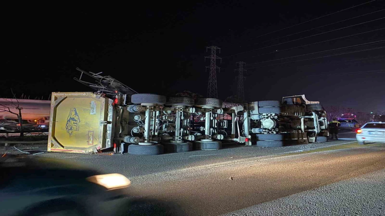 Antalyada EDS direğine çarpan tır devrildi: 2 yaralı