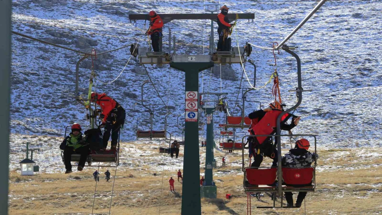 Antalyada gerçeği aratmayan teleferik kurtarma tatbikatı