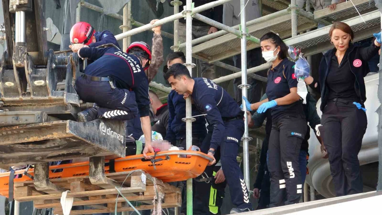 Antalyada inşaat iskelesinden düşen işçi ağır yaralandı