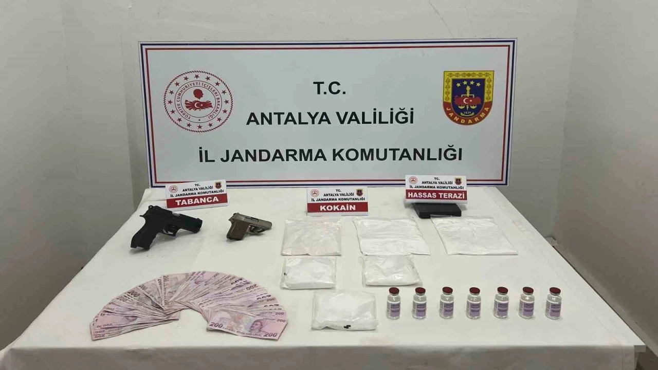 Antalyada jandarmadan 3 eve uyuşturucu baskını