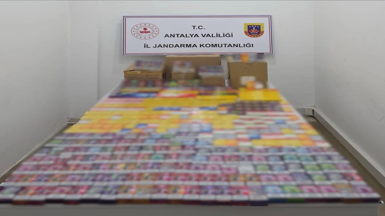 Antalyada kaçak bin 660 adet elektronik sigara ve 7 bin 500 paket sigara ele geçirildi