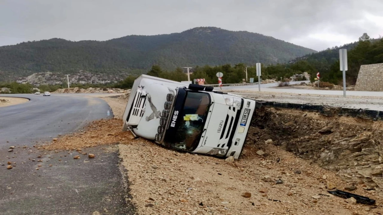 Antalyada kamyon devrildi, sürücü yaralandı