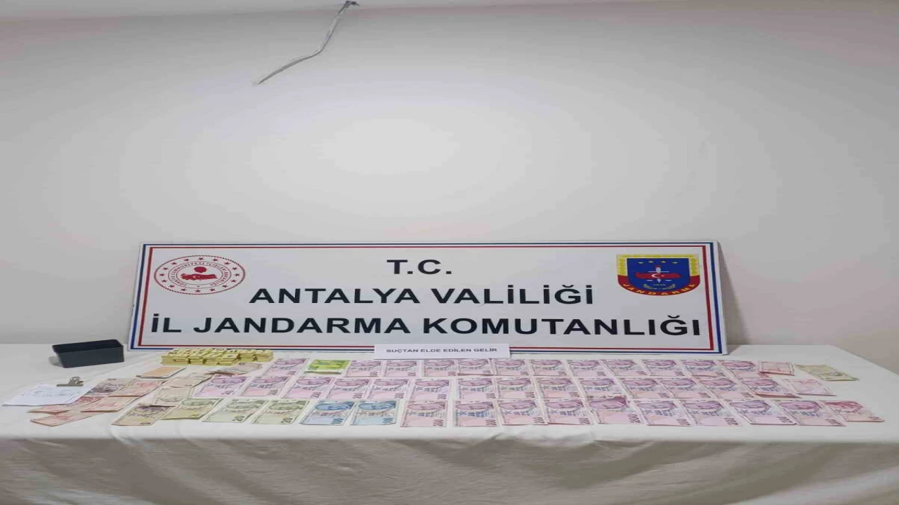 Antalyada mahalle muhtarı kumar oynatırken yakalandı