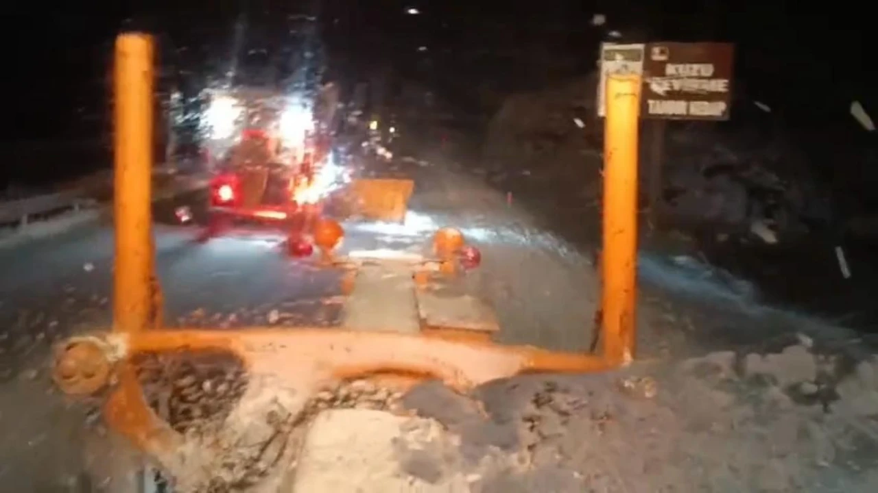 Antalyada mevsimin ilk karı yağdı, Antalya-Konya karayolu beyaza büründü