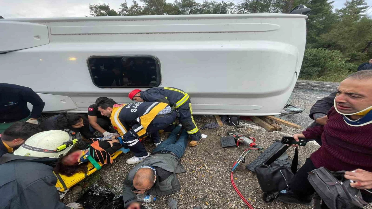 Antalyada midibüs devrildi: 6 yaralı